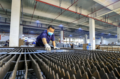 在湖口县一家金属制品加工厂里,工人正在生产线上忙碌。吴江摄
